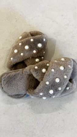 Slippers with fur & beads